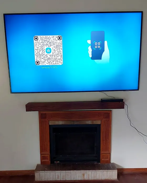 Televisor montado en muro, listo para configurar